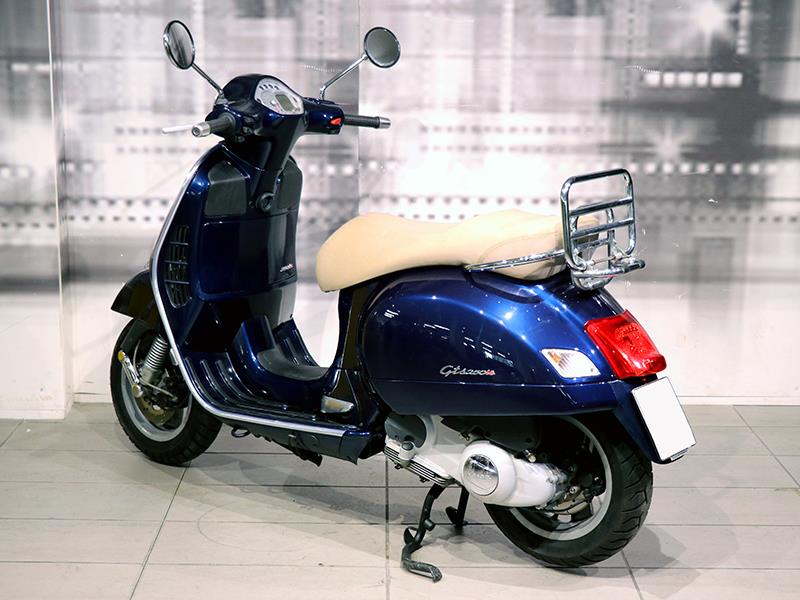 Piaggio Vespa GTS 250 colore blu usato in vendita